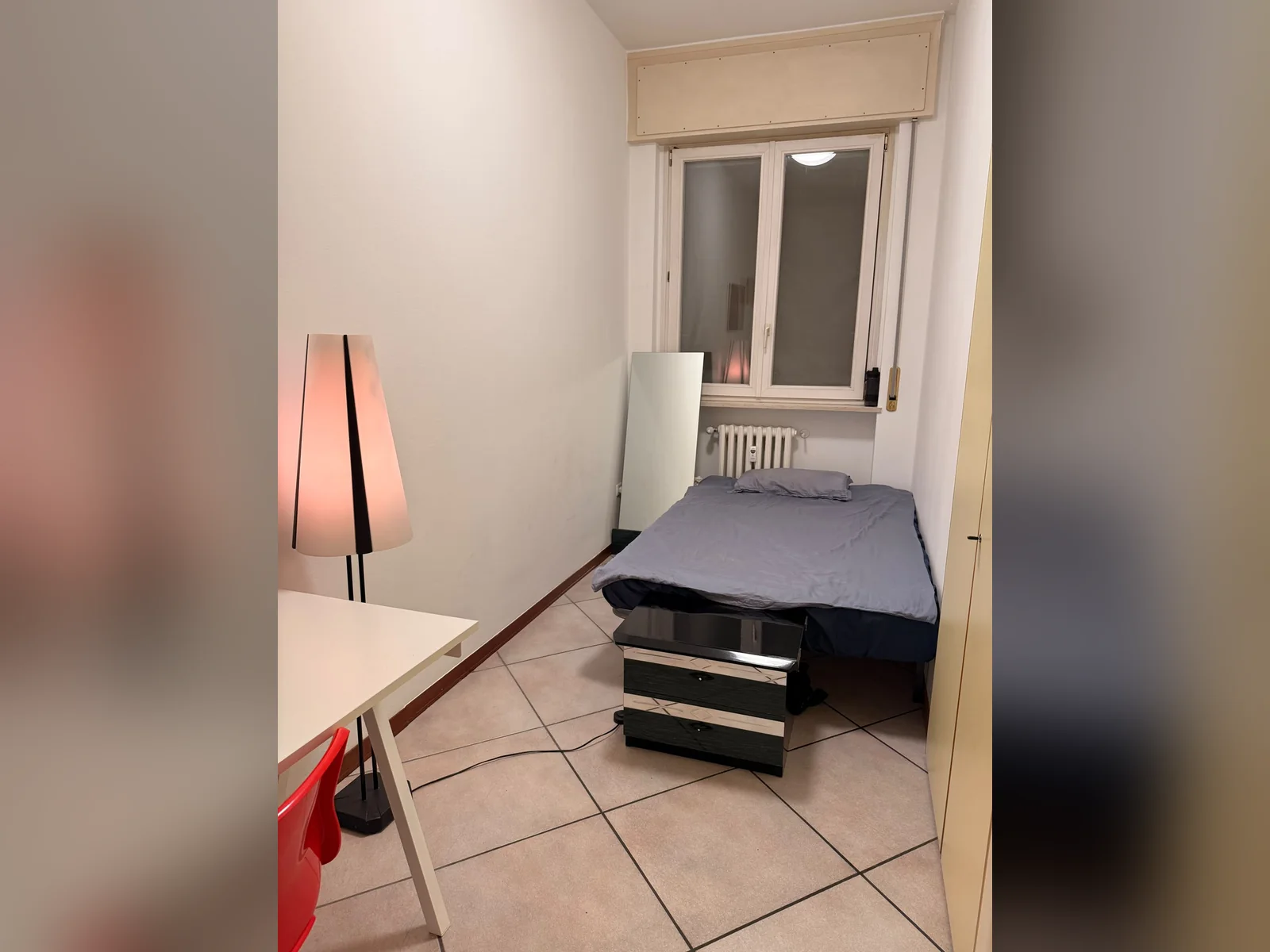 Bed beneath the window in San Pietro Room 2